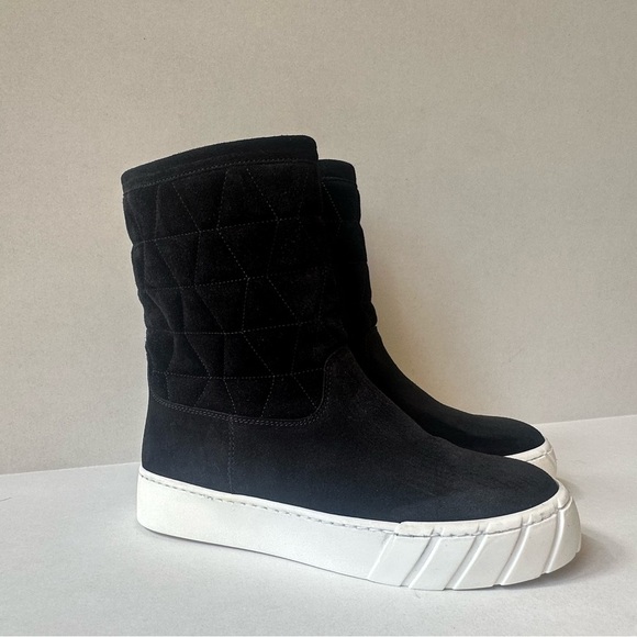 Aquatalia Black Quilted Suede Ankle Boot With Rubber Sole Size 5.5 Like New! - Picture 1 of 9